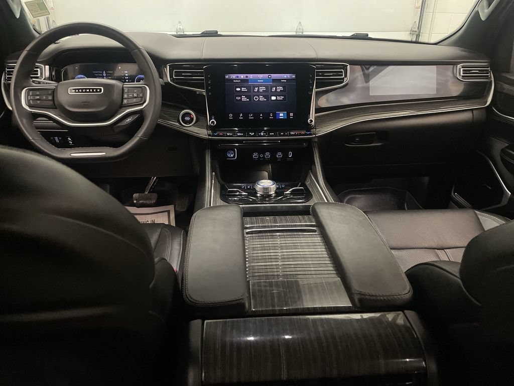 Used 2022 Jeep Wagoneer Series III w/ Rear Seat Entertainment Group AWD/4WD image 14