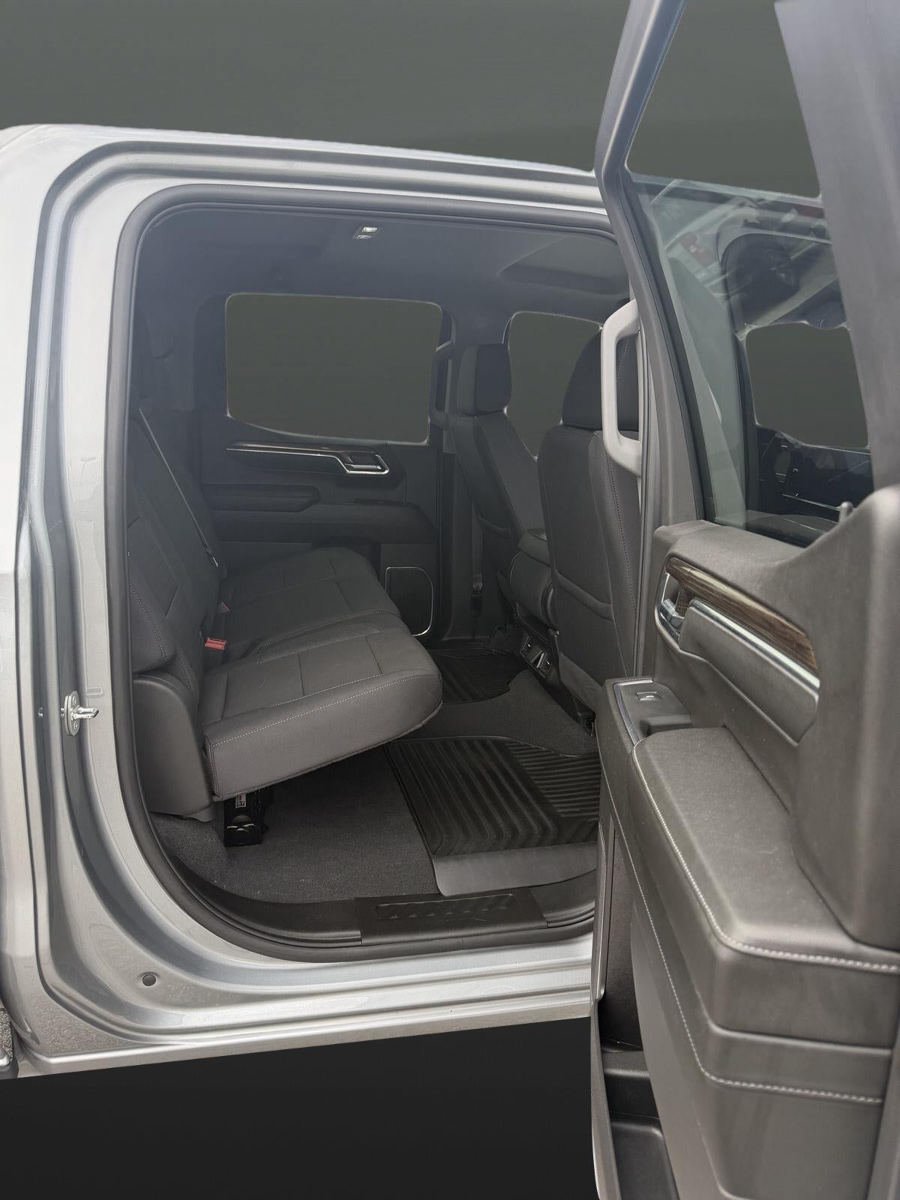 Used 2024 Chevrolet Silverado 1500 LT AWD/4WD image 7