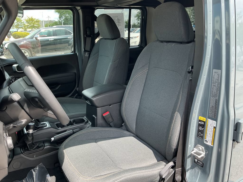 Certified 2025 Jeep Gladiator Sport AWD/4WD image 11