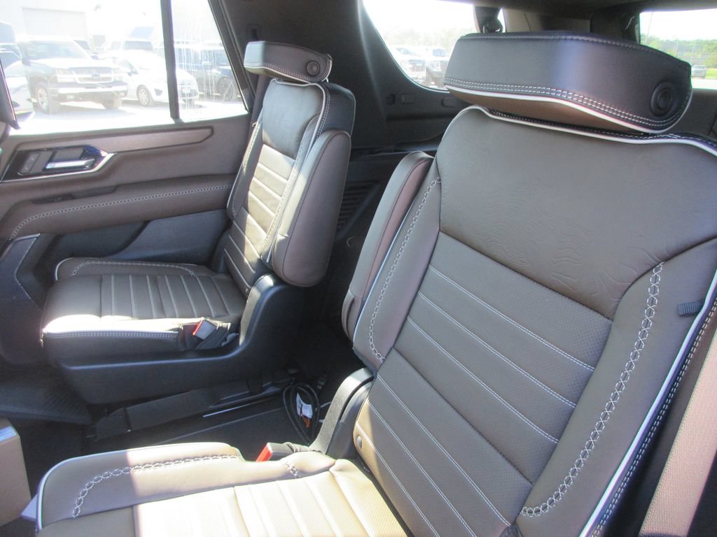 New 2026 GMC Yukon Denali Ultimate AWD/4WD image 12