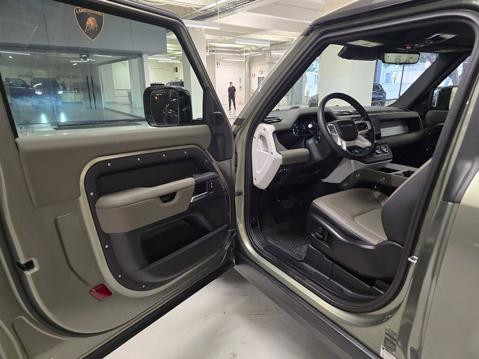 Used 2025 Land Rover Defender 90 X-Dynamic SE image 16