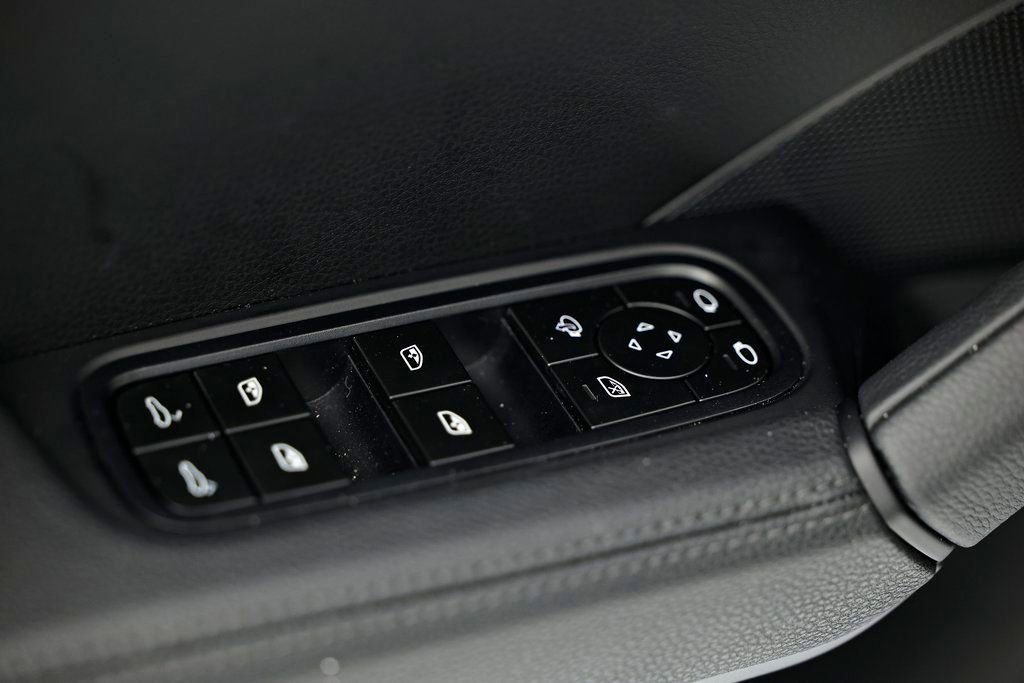 Certified 2025 Porsche Cayenne AWD/4WD image 20
