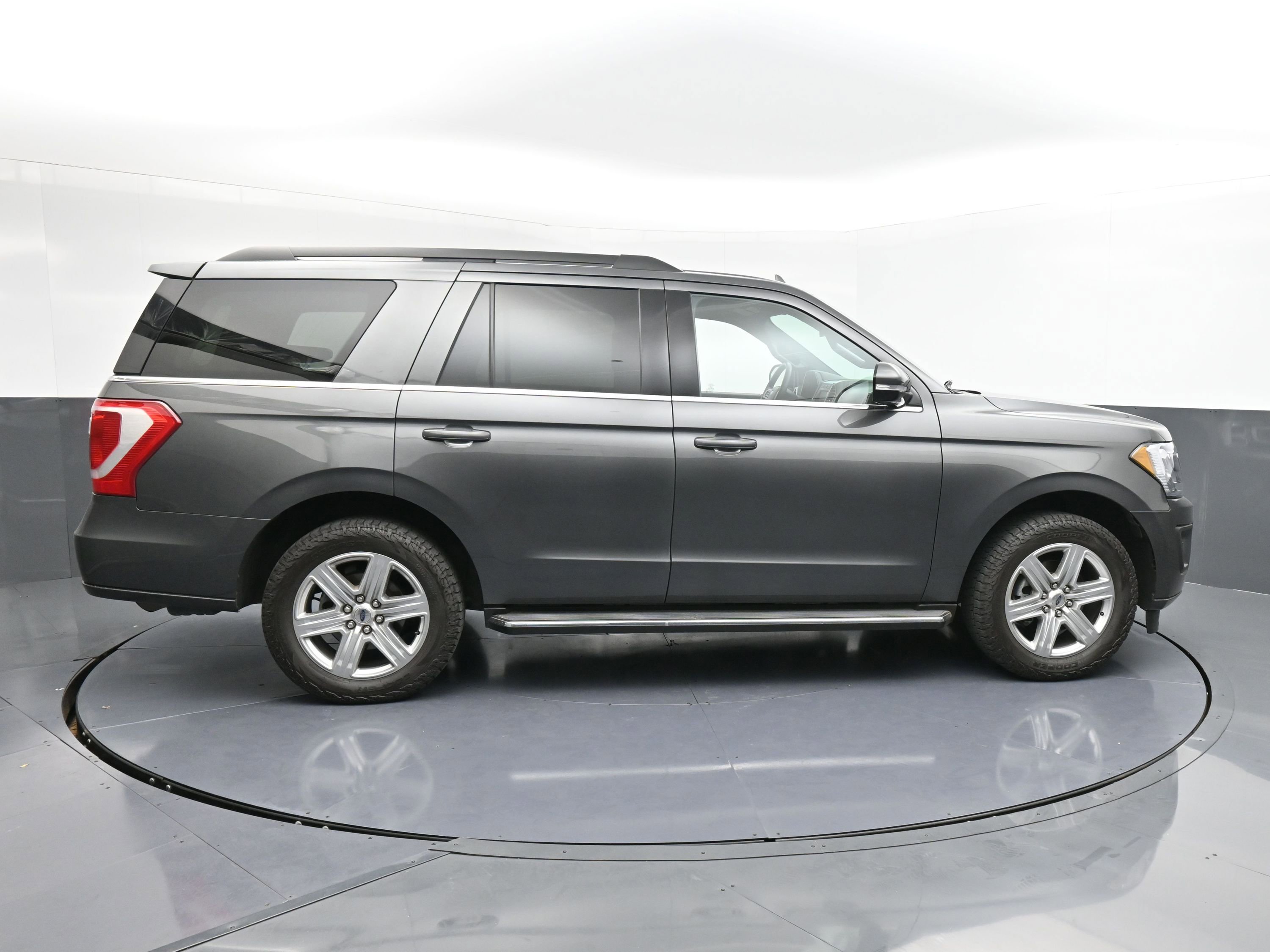 Used 2019 Ford Expedition XLT w/ Equipment Group 202A image 9