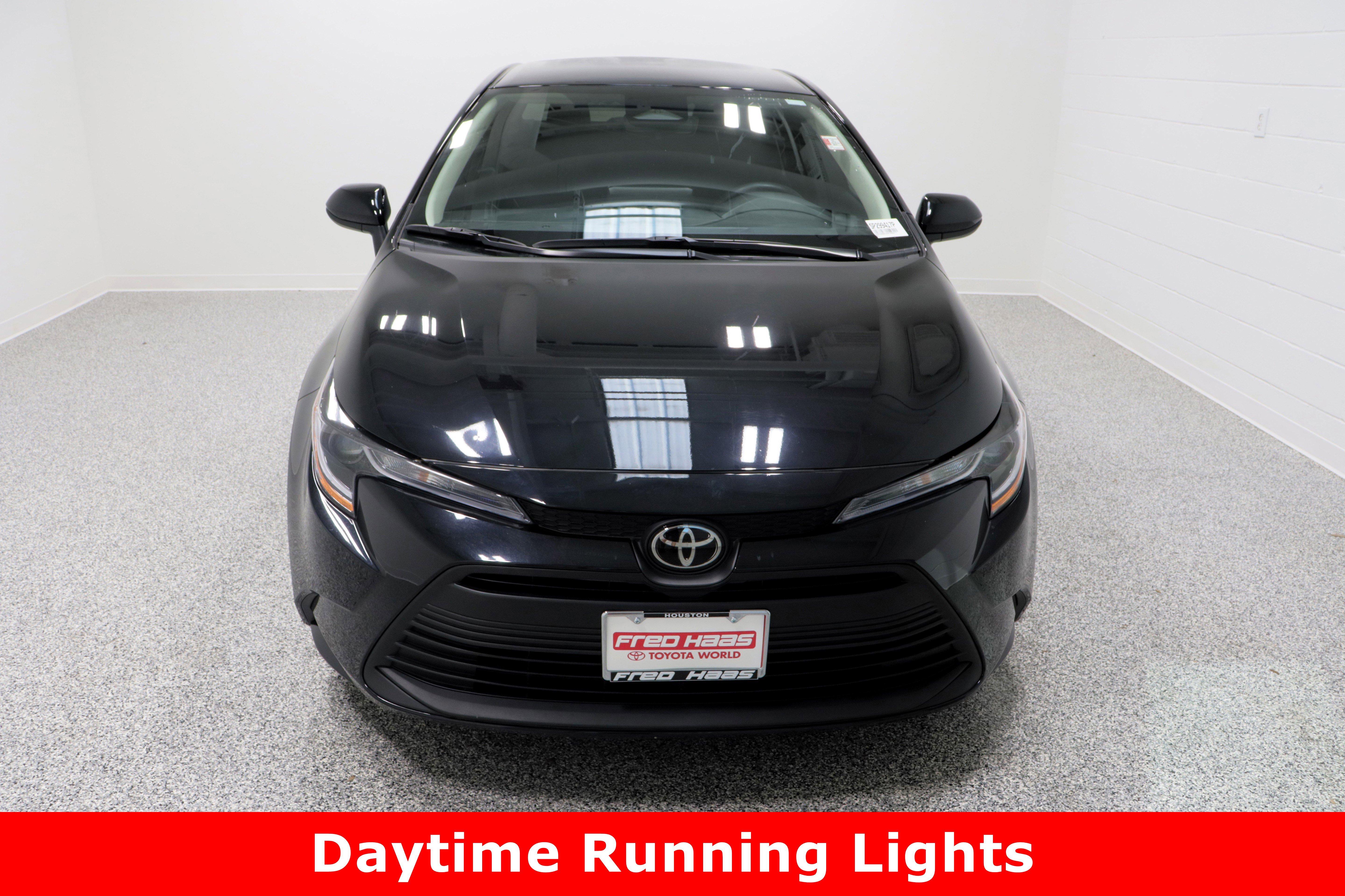 Used 2025 Toyota Corolla LE image 3