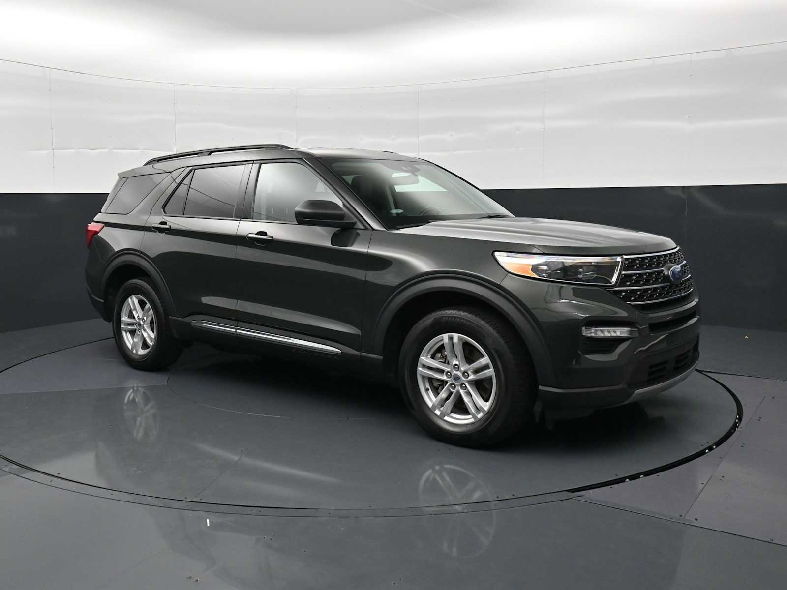 Used 2022 Ford Explorer XLT w/ Equipment Group 202A AWD/4WD image 3