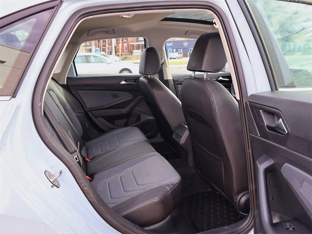 Certified 2025 Volkswagen Jetta SEL image 30
