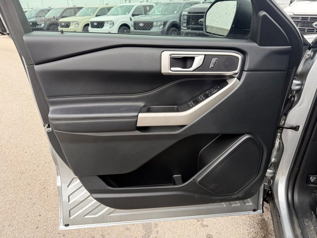 Used 2023 Ford Explorer XLT w/ Equipment Group 202A image 8
