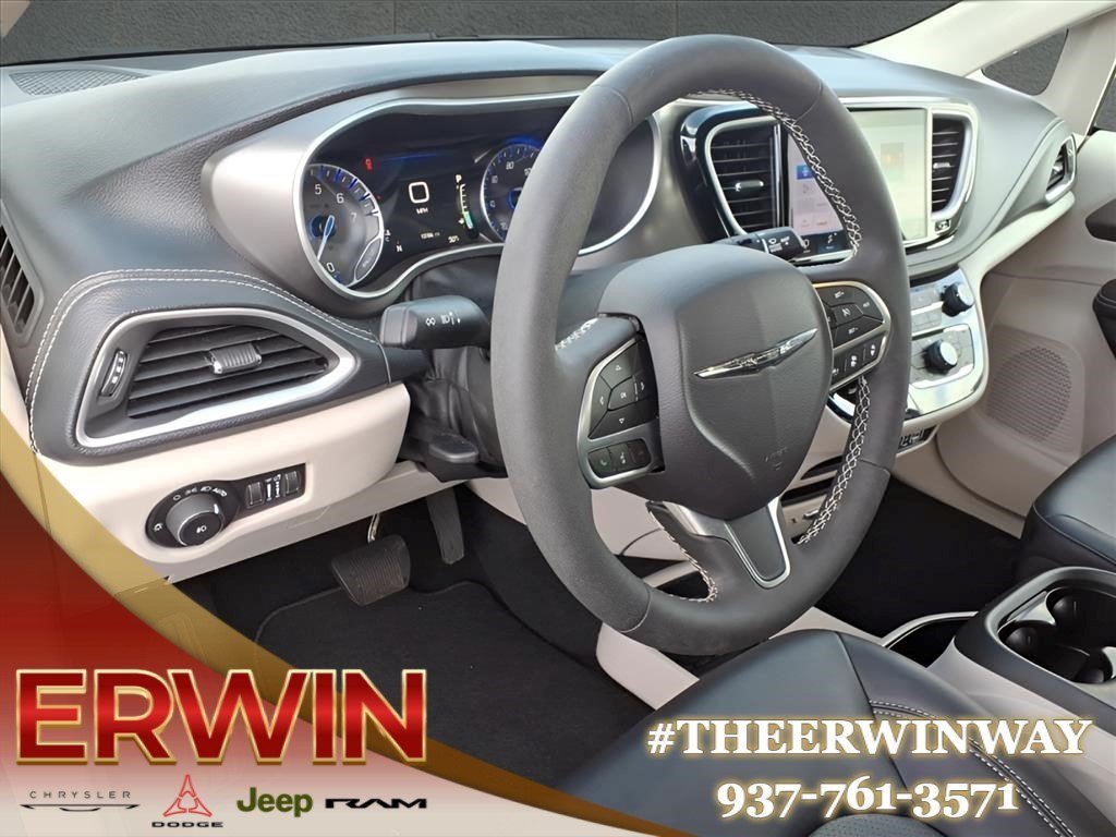 Used 2024 Chrysler Pacifica Touring-L FWD image 15
