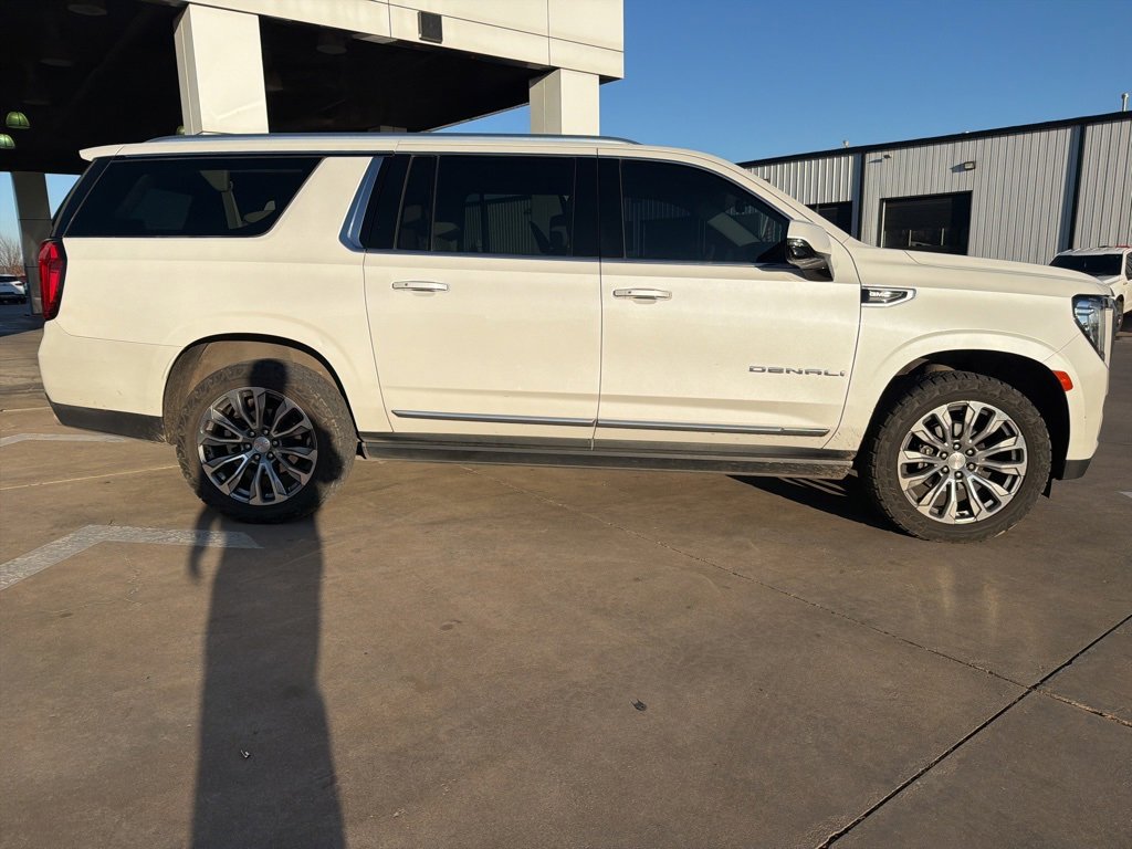 Used 2022 GMC Yukon XL Denali w/ Denali Ultimate Package image 2