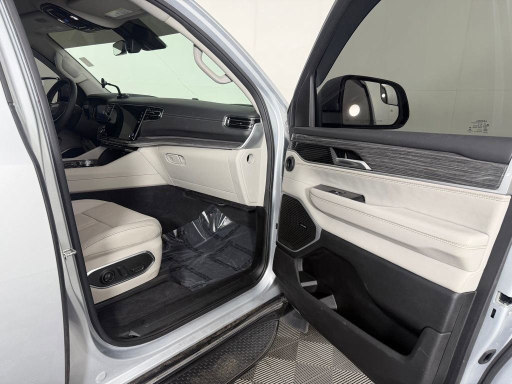 Used 2022 Jeep Wagoneer Series III AWD/4WD image 16