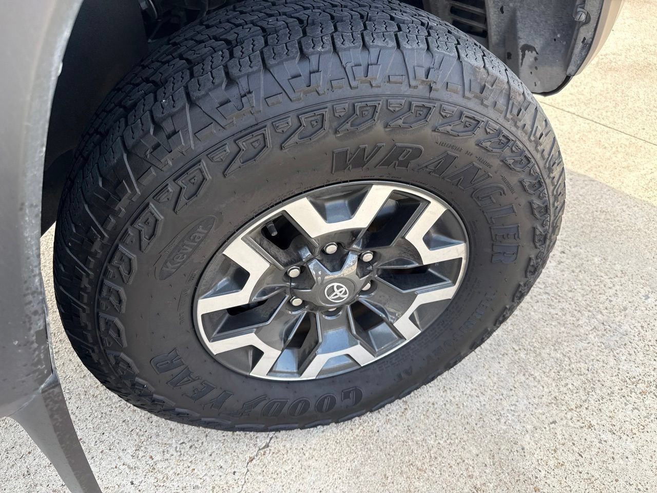 Used 2022 Toyota Tacoma TRD Off-Road AWD/4WD image 15