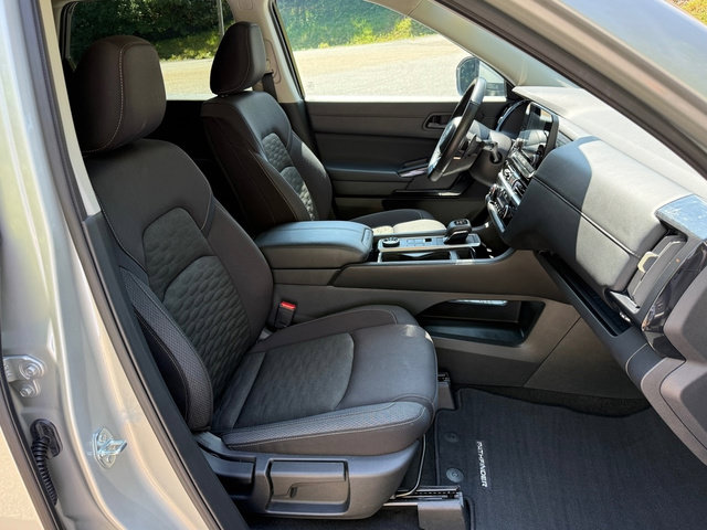 Used 2025 Nissan Pathfinder SV AWD/4WD image 22
