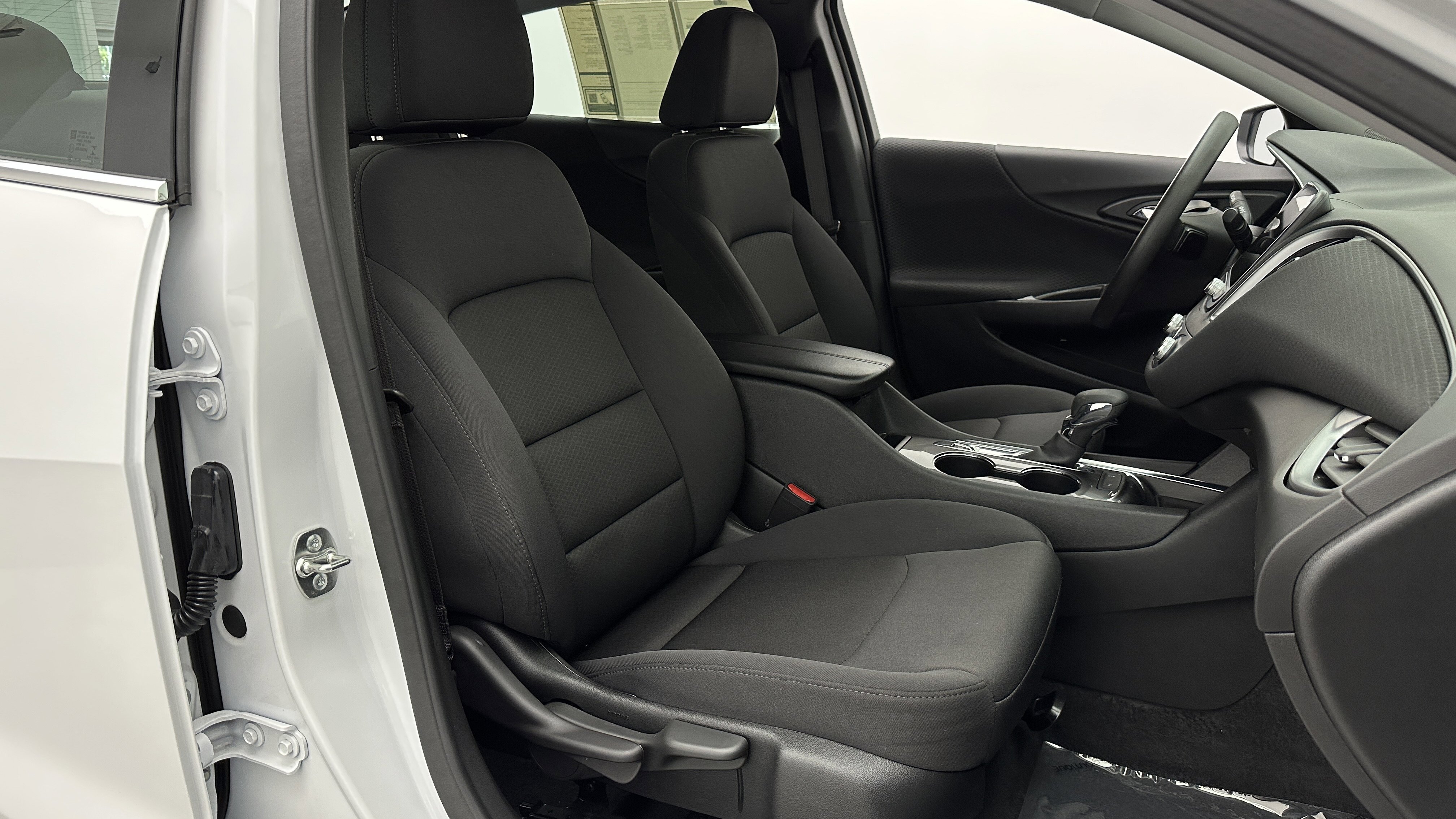 Used 2025 Chevrolet Malibu LT image 34