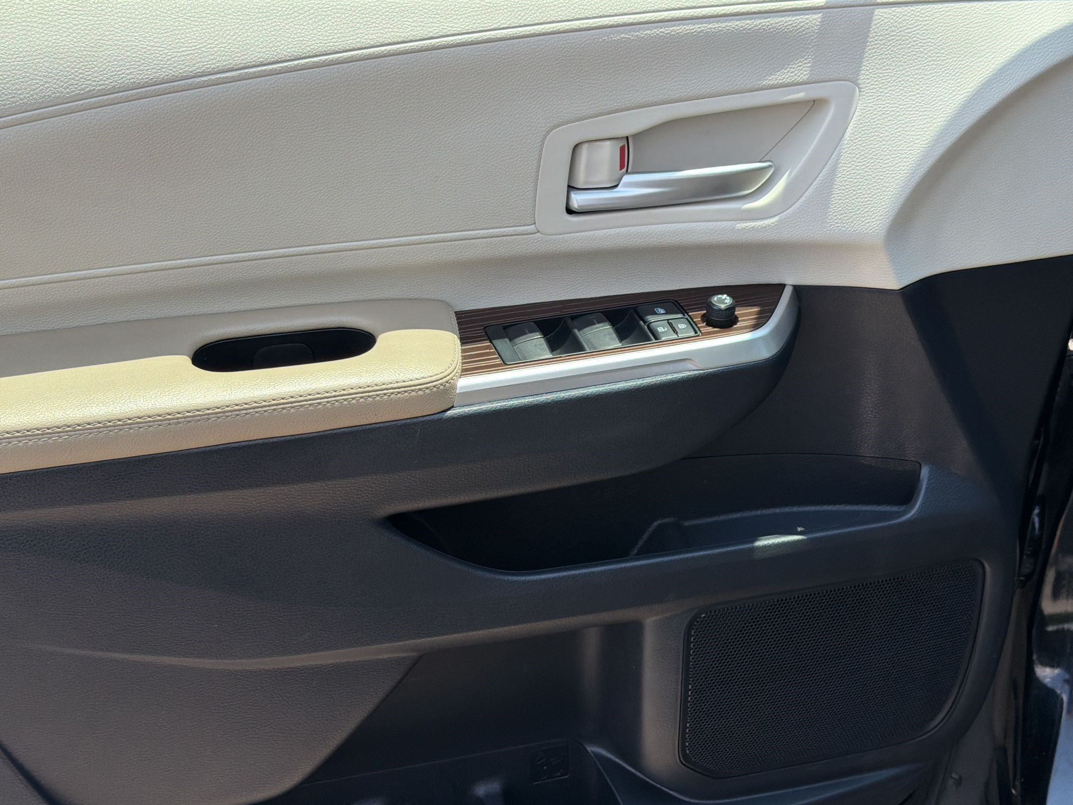 Used 2022 Toyota Sienna XLE FWD image 14