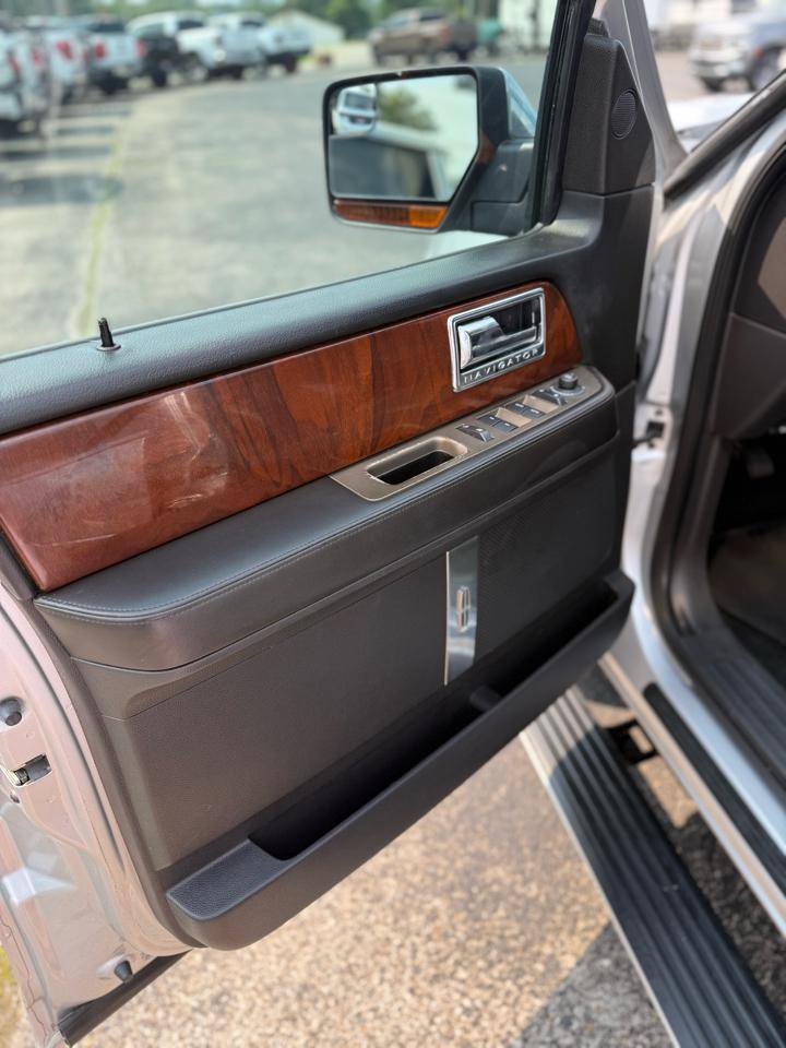 Used 2012 Lincoln Navigator 2WD image 10