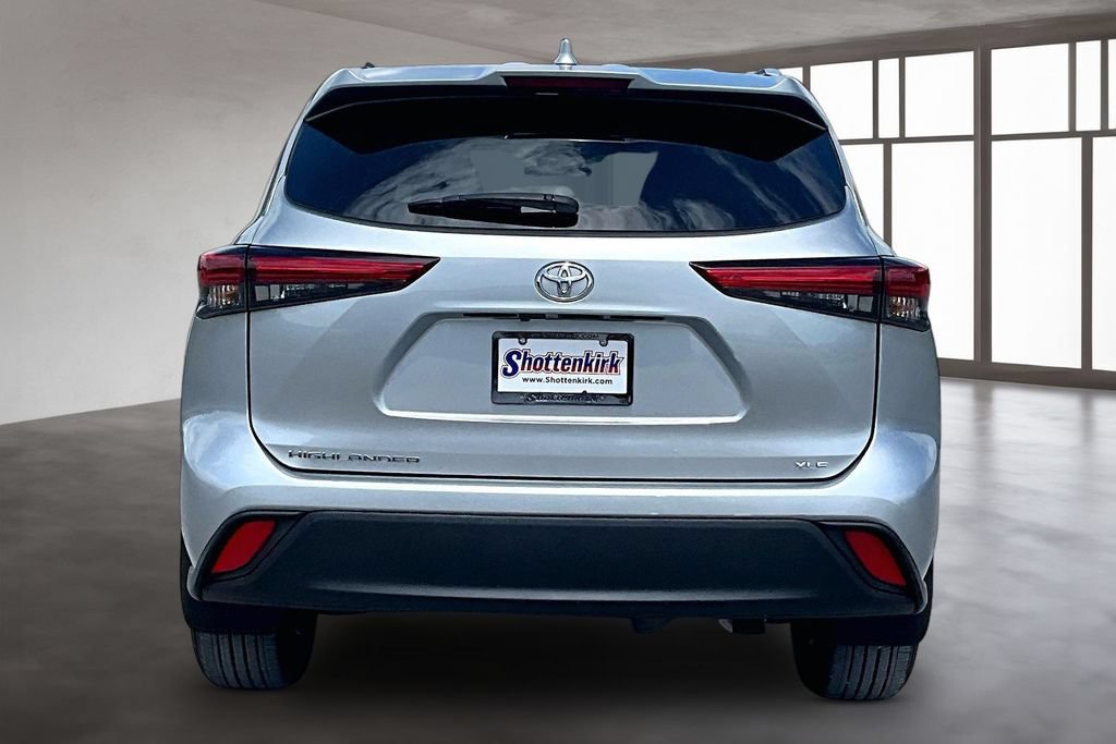 Used 2023 Toyota Highlander XLE FWD image 5