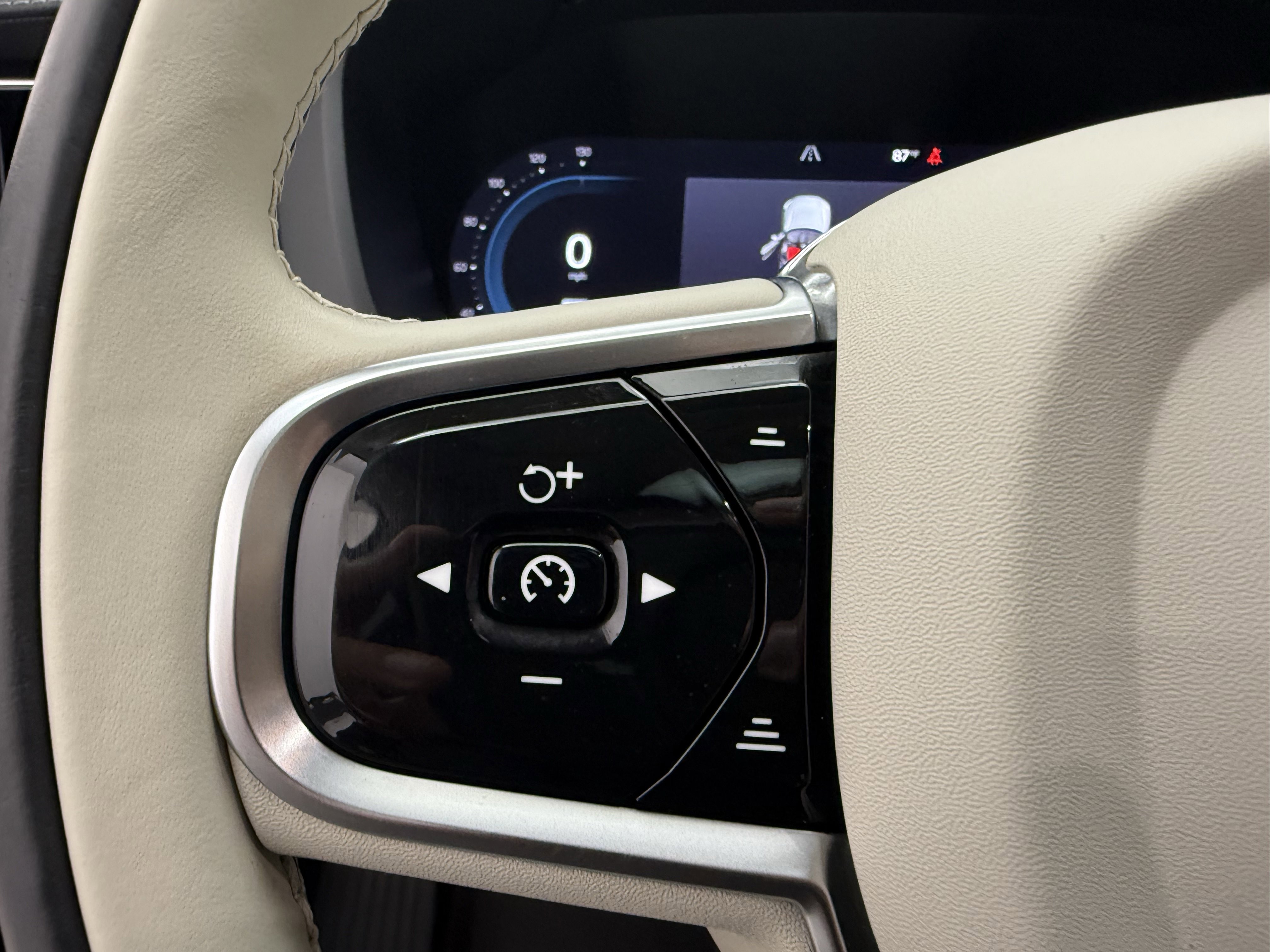 Certified 2023 Volvo XC60 B6 Ultimate w/ Protection Package Premier AWD/4WD image 16