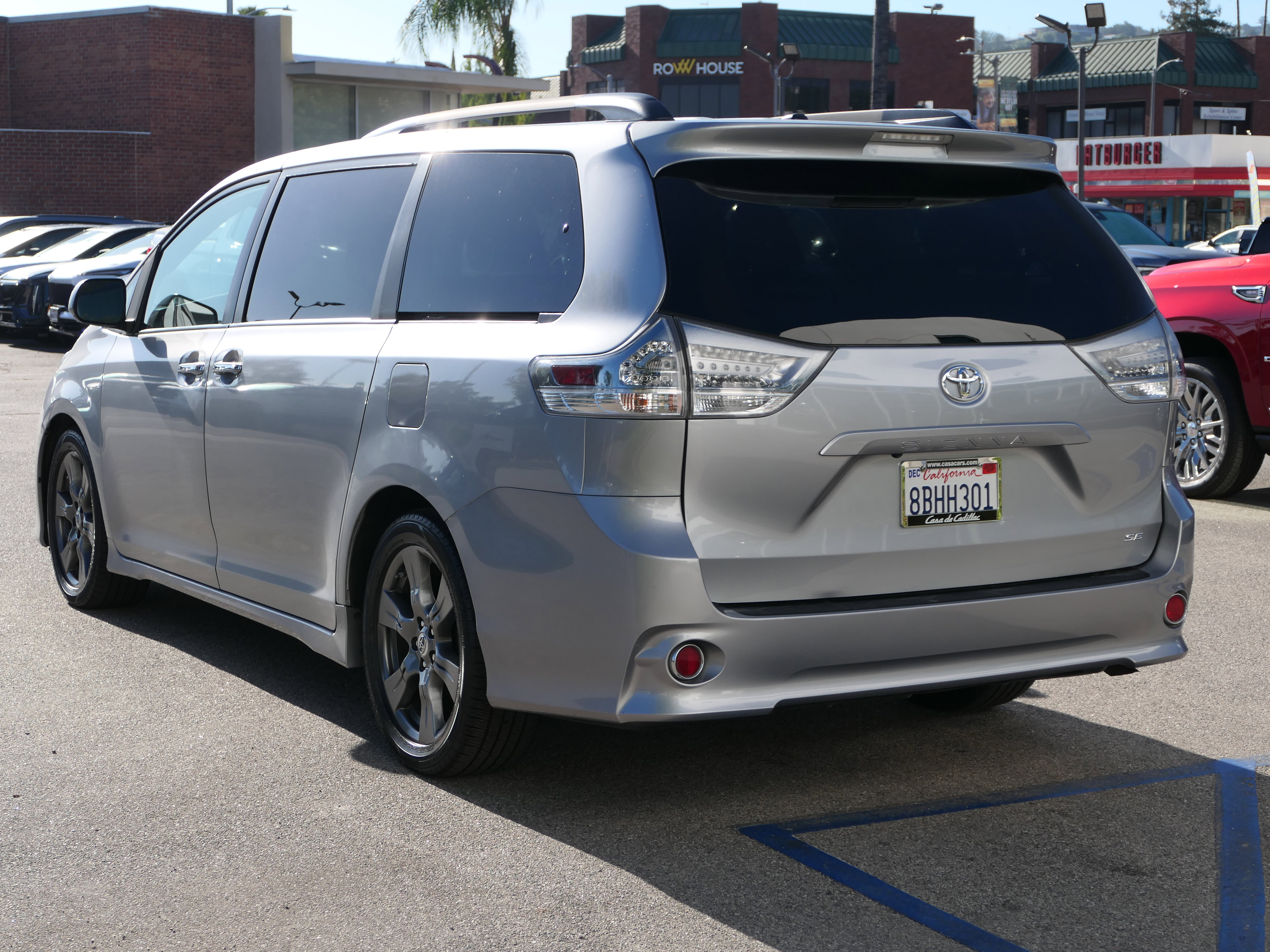 Used 2017 Toyota Sienna SE Premium FWD image 3