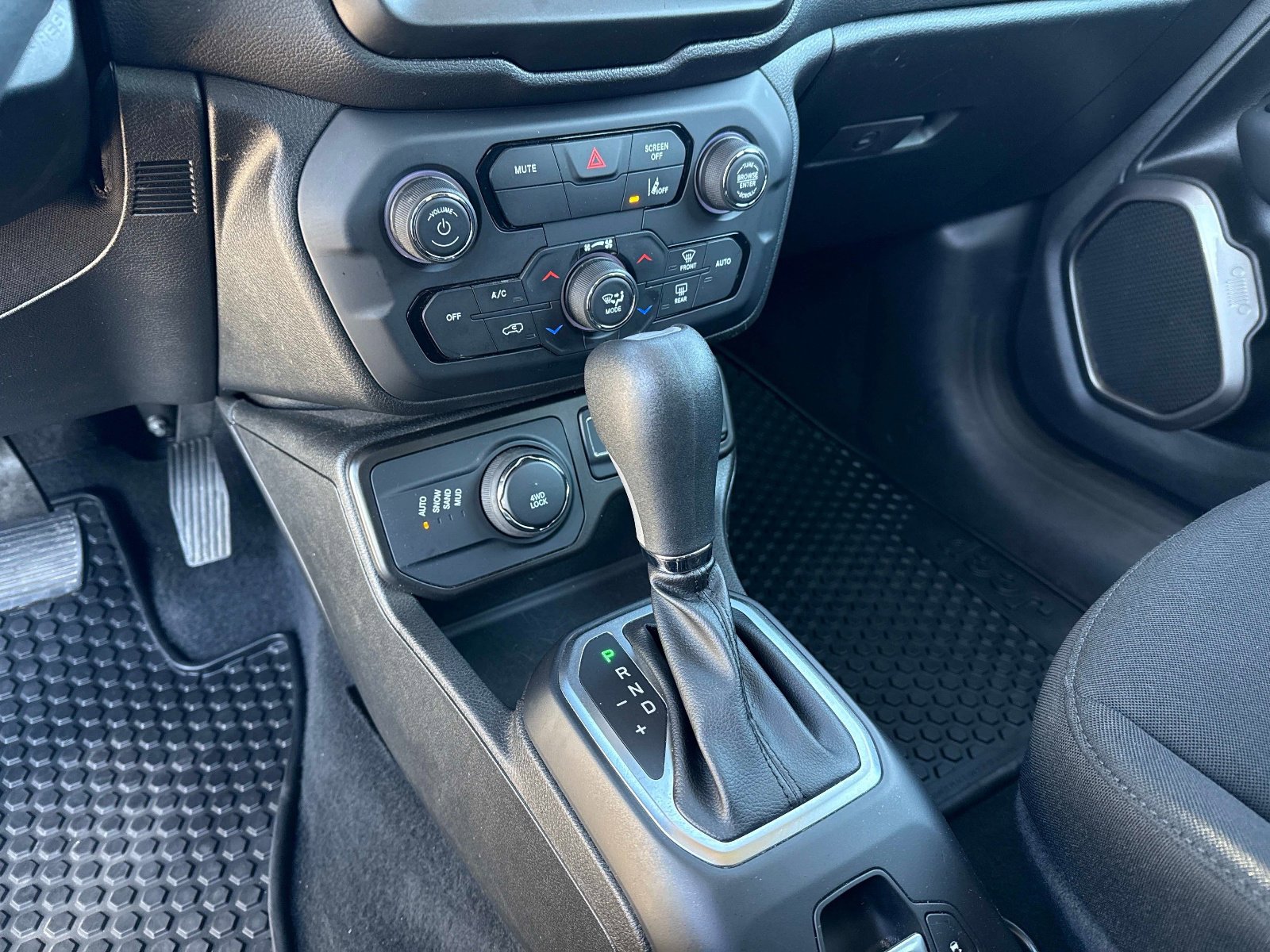 Used 2023 Jeep Renegade Latitude image 25
