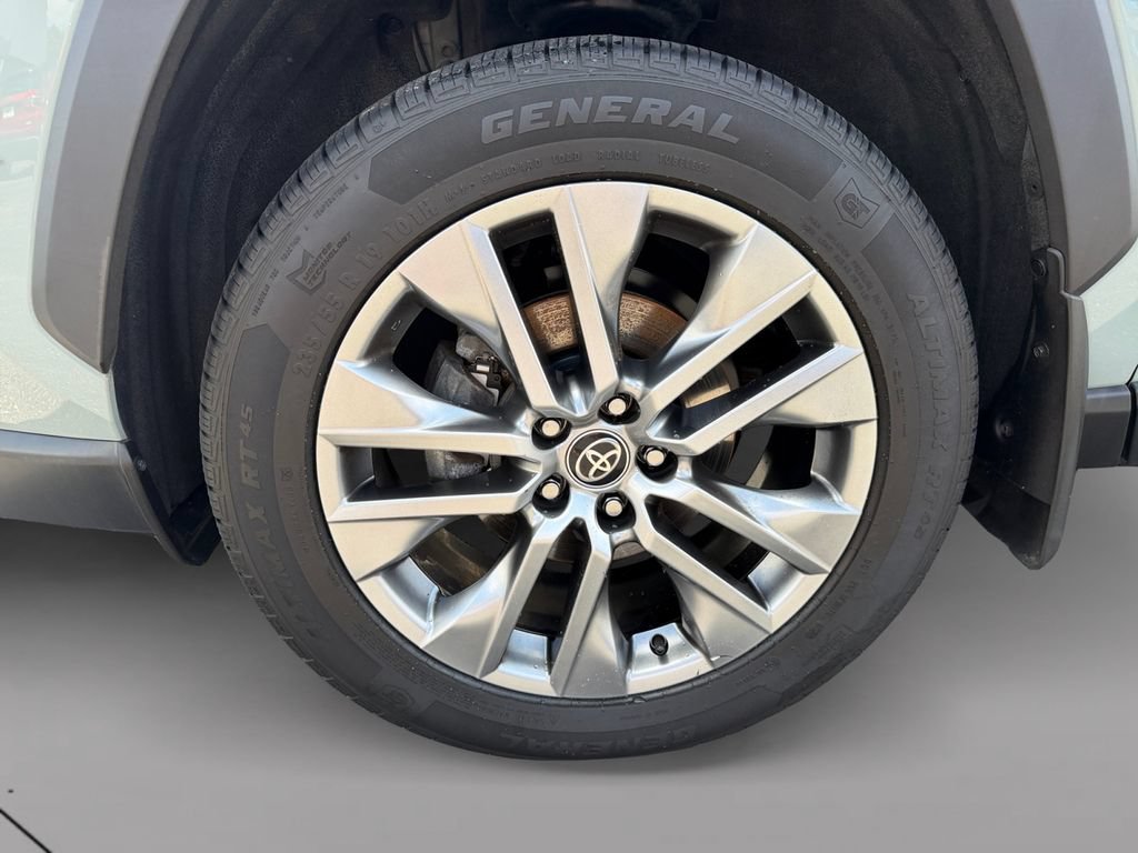 Used 2022 Toyota RAV4 XLE Premium AWD/4WD image 9