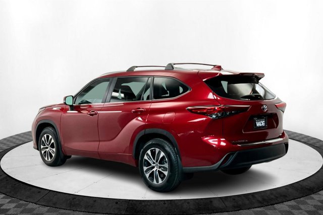 Used 2023 Toyota Highlander XLE image 3