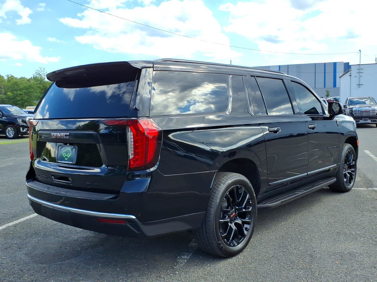 Certified 2022 GMC Yukon XL SLT w/ SLT Premium Package AWD/4WD image 6