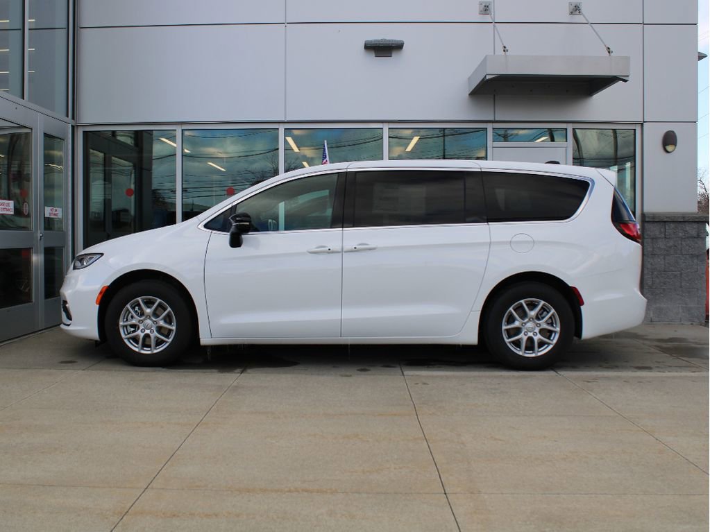 New 2026 Chrysler Pacifica Select image 5