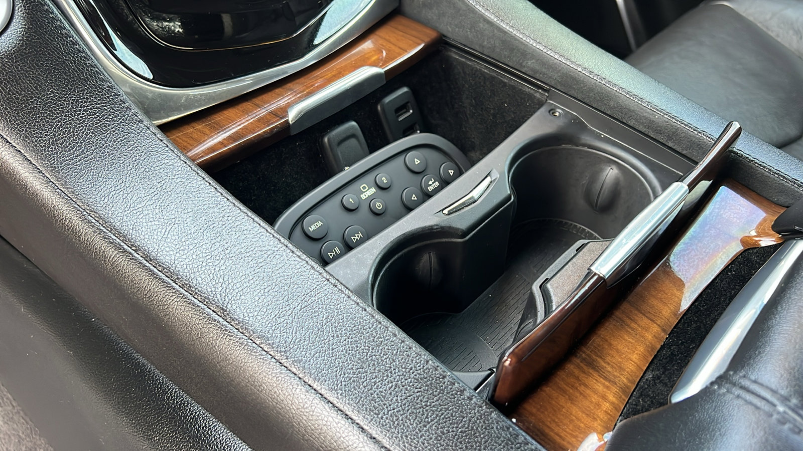 Used 2017 Cadillac Escalade Premium Luxury image 26