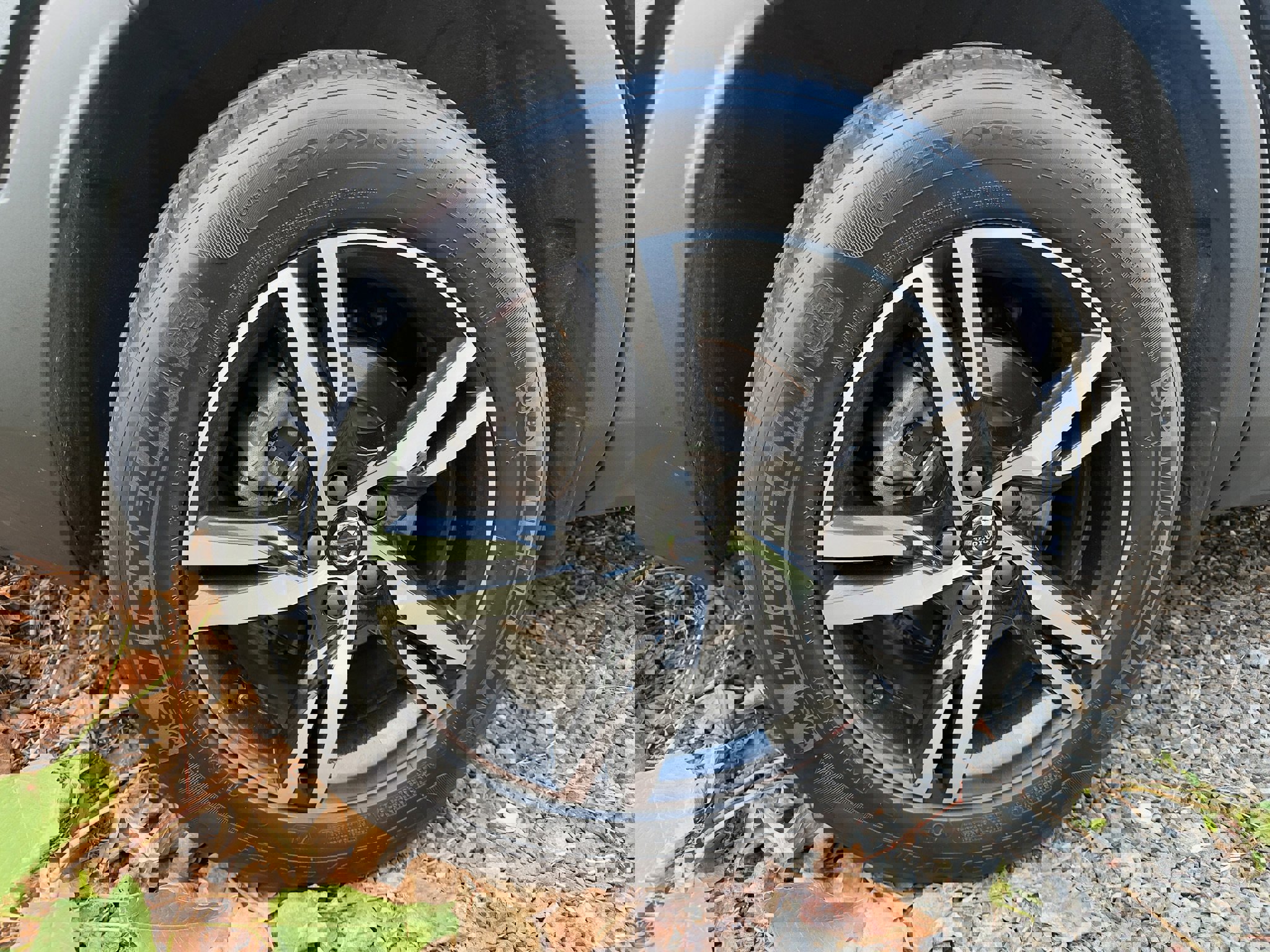 Certified 2023 Volvo XC40 B5 Plus w/ Climate Package image 8