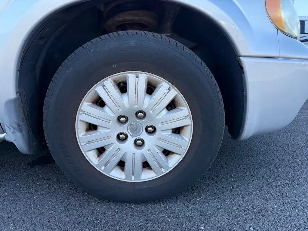 Used 2005 Chrysler Town & Country LX w/ Popular Equipment Group II FWD image 10
