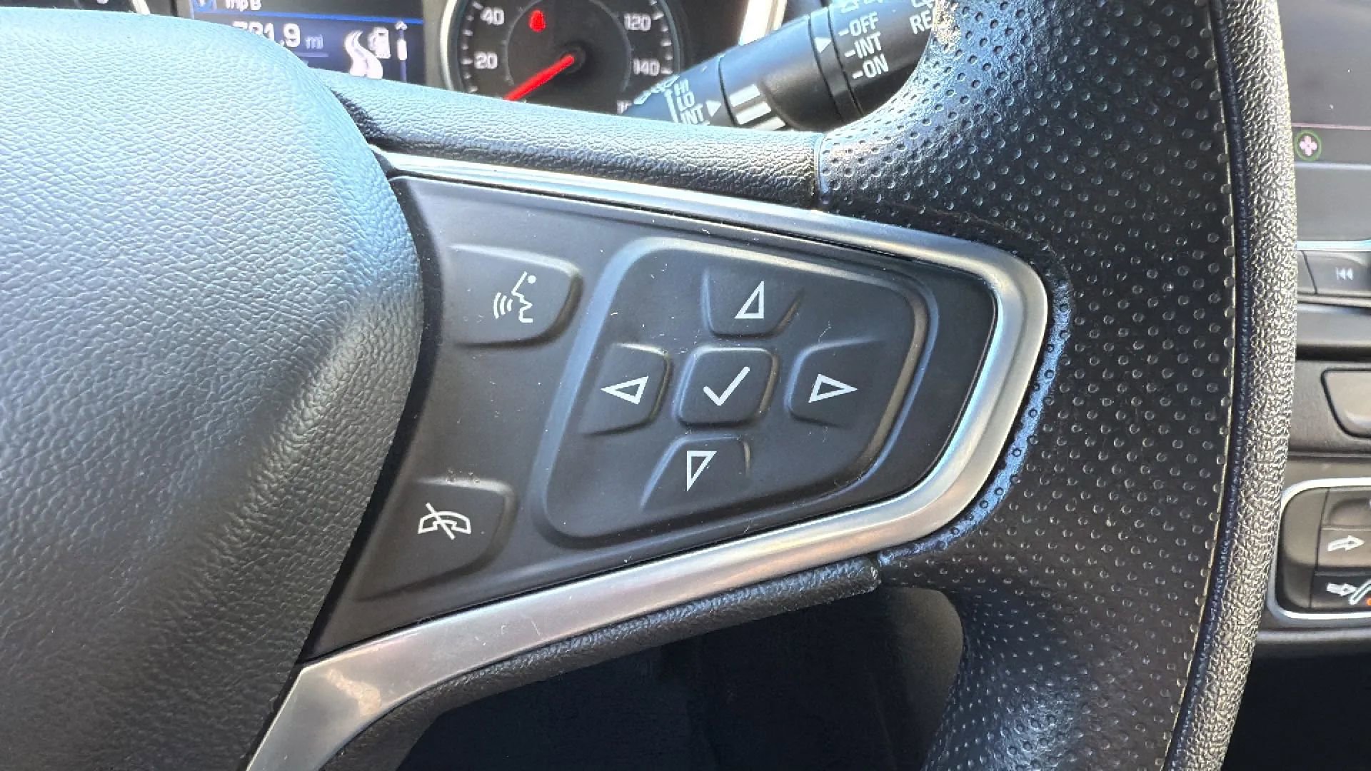 Used 2023 Chevrolet Equinox LT w/ LPO, Floor Liner Package image 11