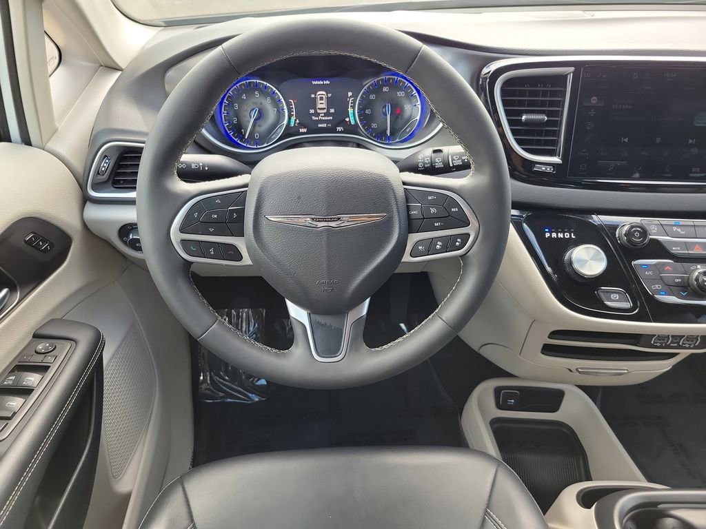 Used 2024 Chrysler Pacifica Touring-L FWD image 16