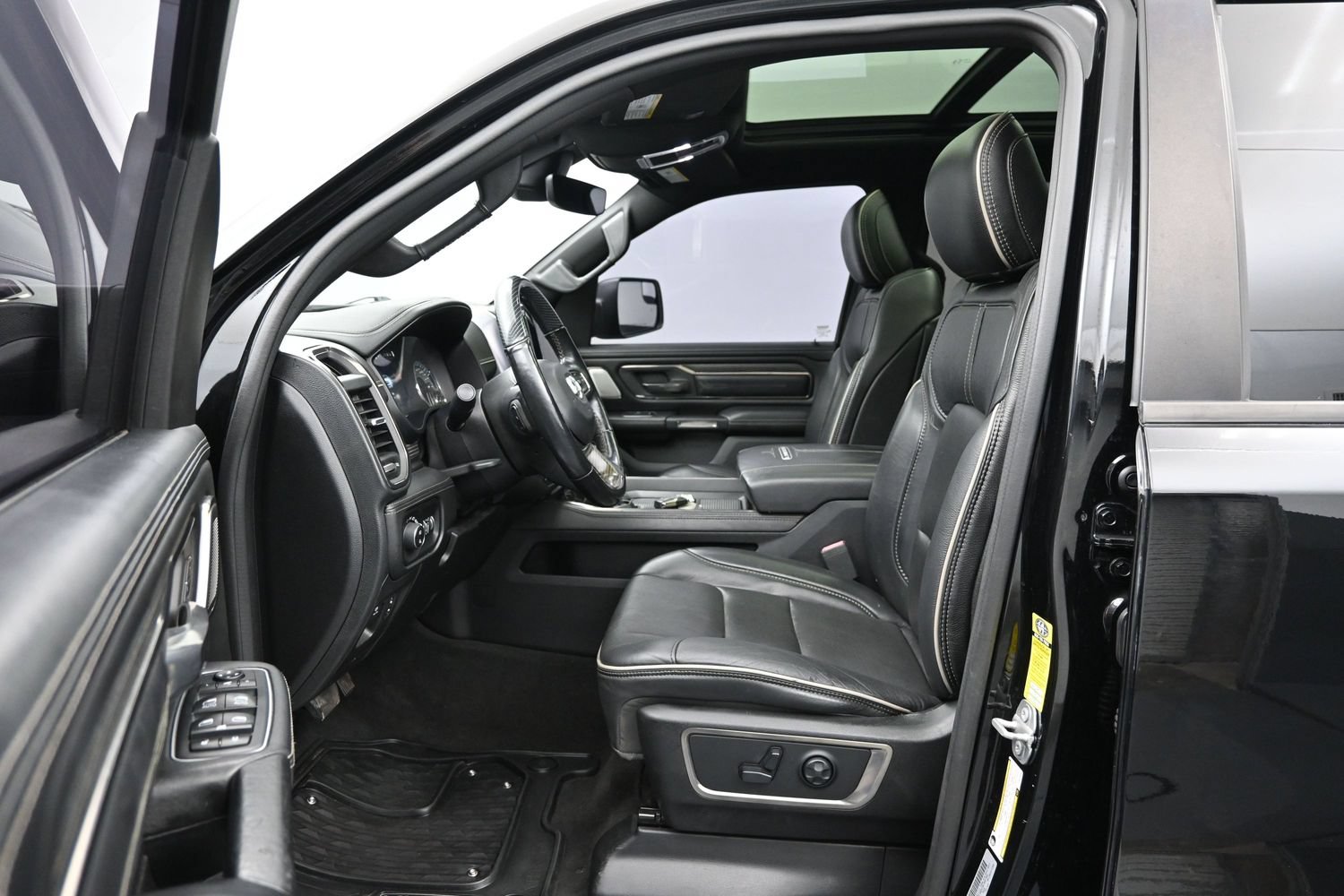 Used 2020 RAM 1500 Limited w/ Black Appearance Package AWD/4WD image 9