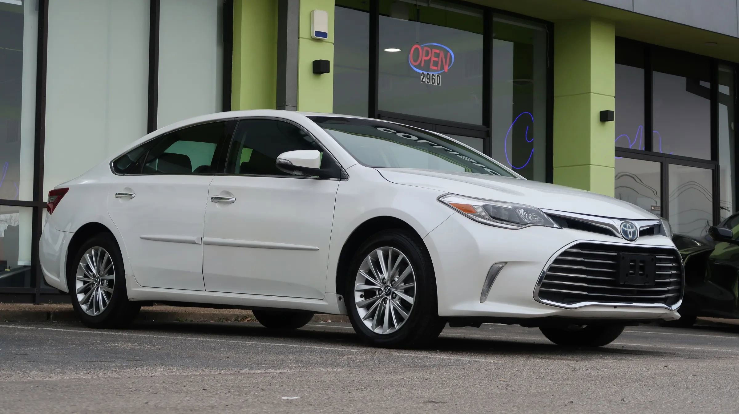 Used 2018 Toyota Avalon Limited w/ All Weather Liner Package FWD image 6