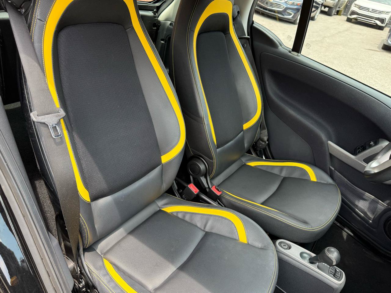 Used 2013 smart fortwo passion RWD image 7