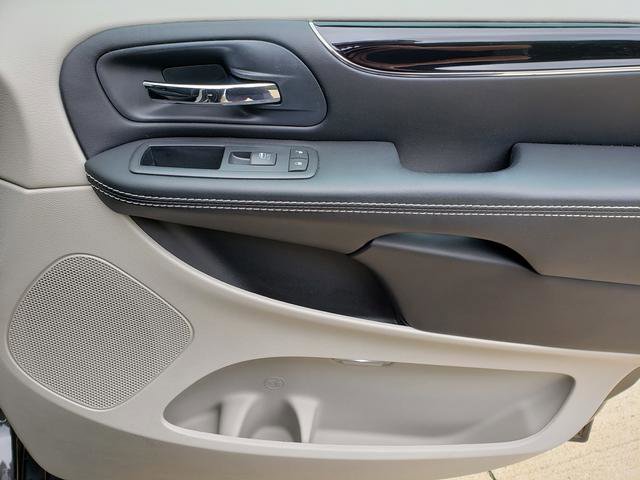 Used 2016 Dodge Grand Caravan SE image 18