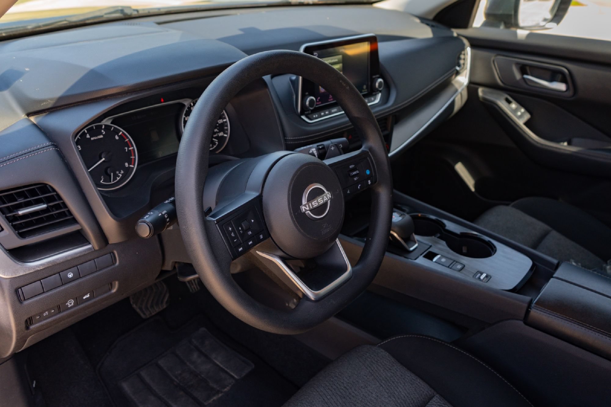 Used 2024 Nissan Rogue SV FWD image 8