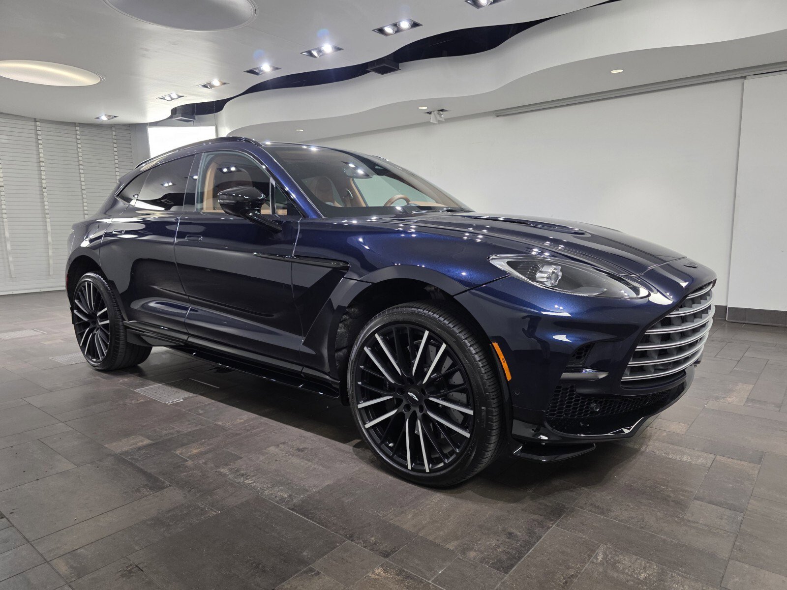 Used 2025 Aston Martin DBX 707 image 1