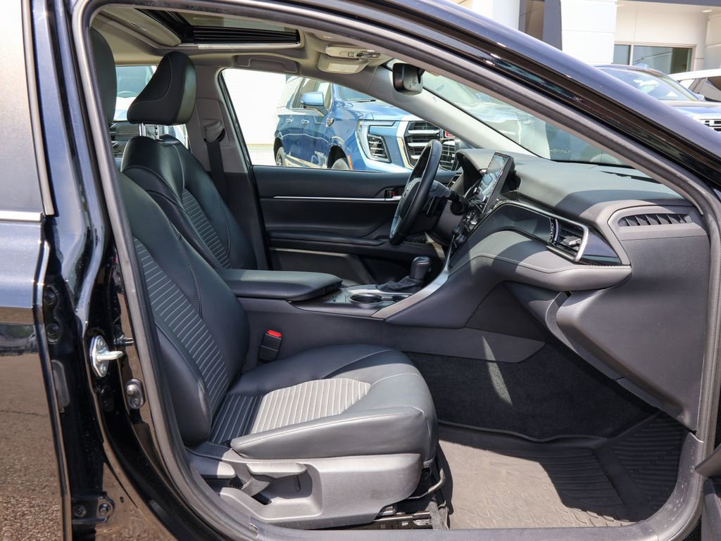 Used 2021 Toyota Camry SE w/ Cold Weather Package FWD image 28