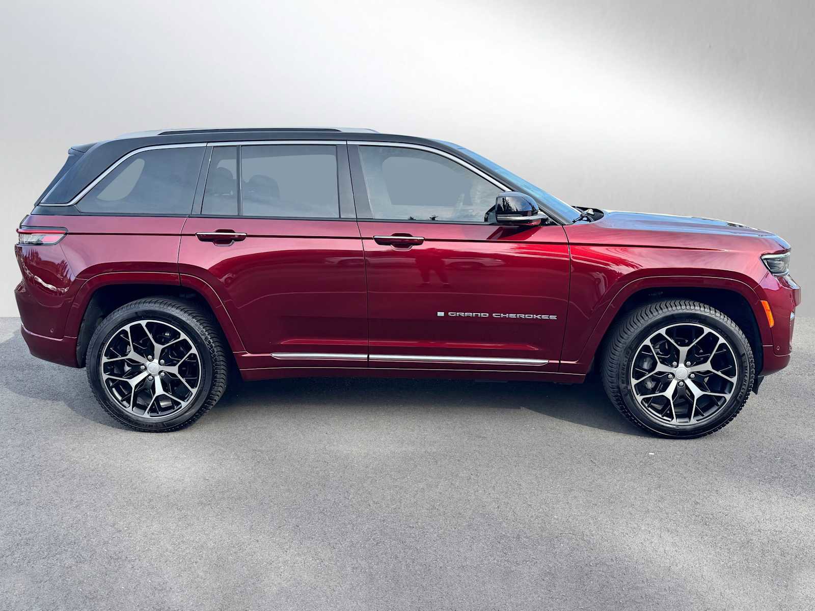Used 2022 Jeep Grand Cherokee Summit image 2