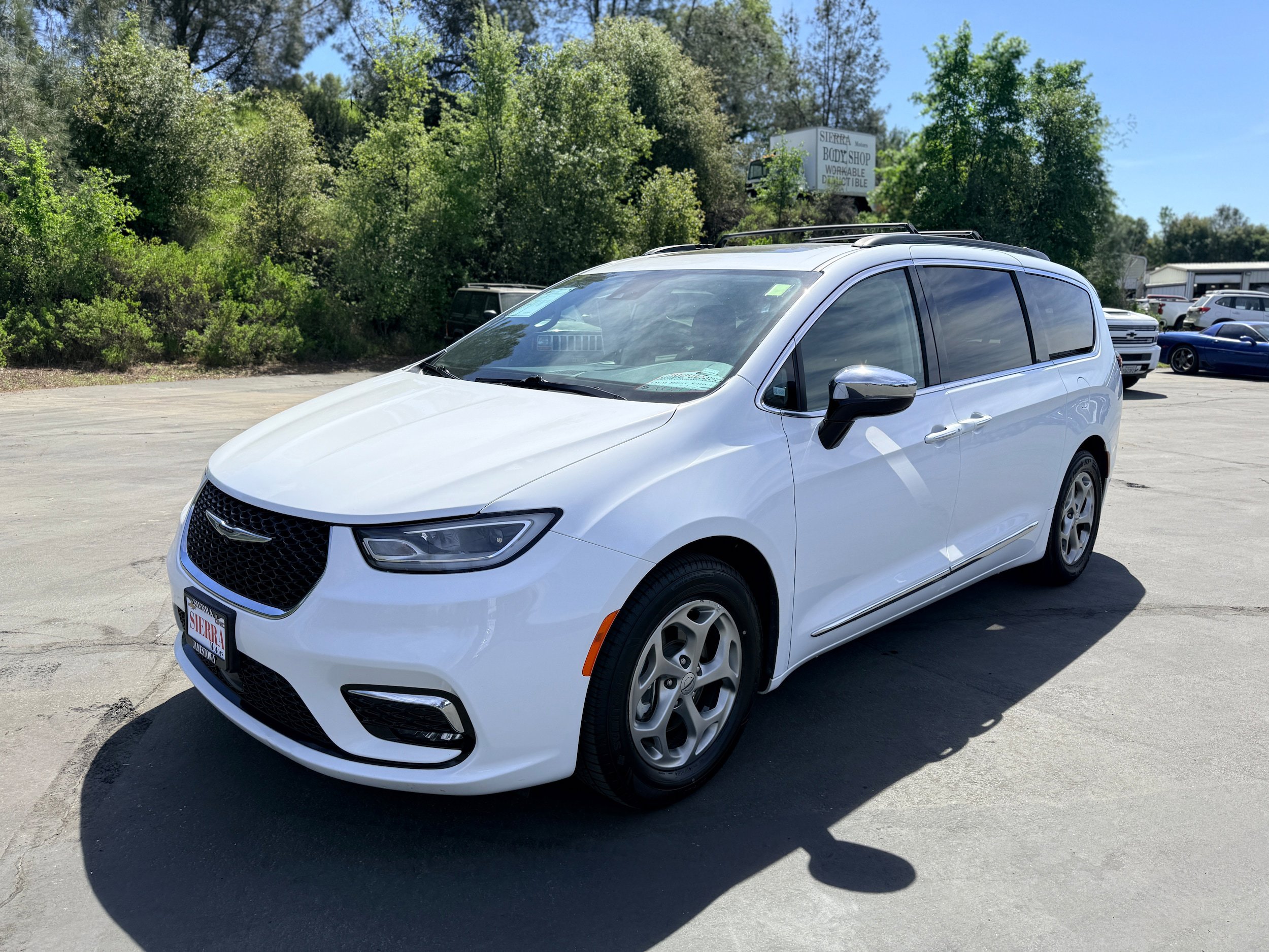 Used 2023 Chrysler Pacifica Limited FWD image 2