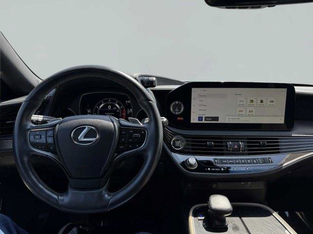 Used 2023 Lexus LS 500 w/ Accessory Package (Z2) RWD image 30