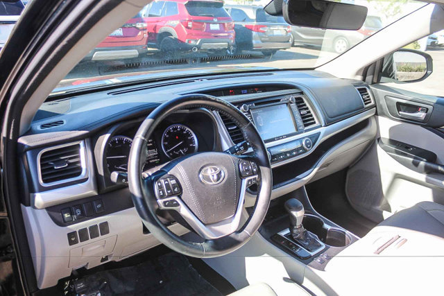 Used 2018 Toyota Highlander XLE w/ Carpet Mat Package (TMS) FWD image 22