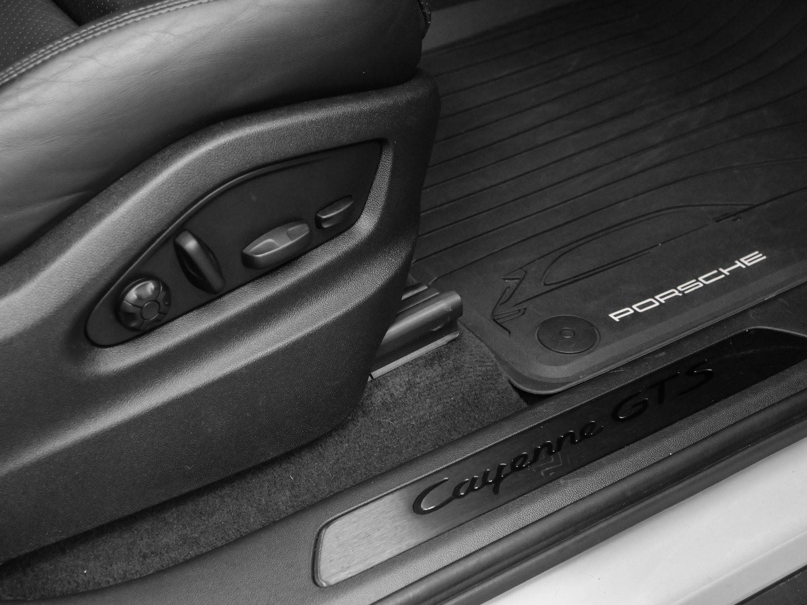 Used 2023 Porsche Cayenne GTS image 25