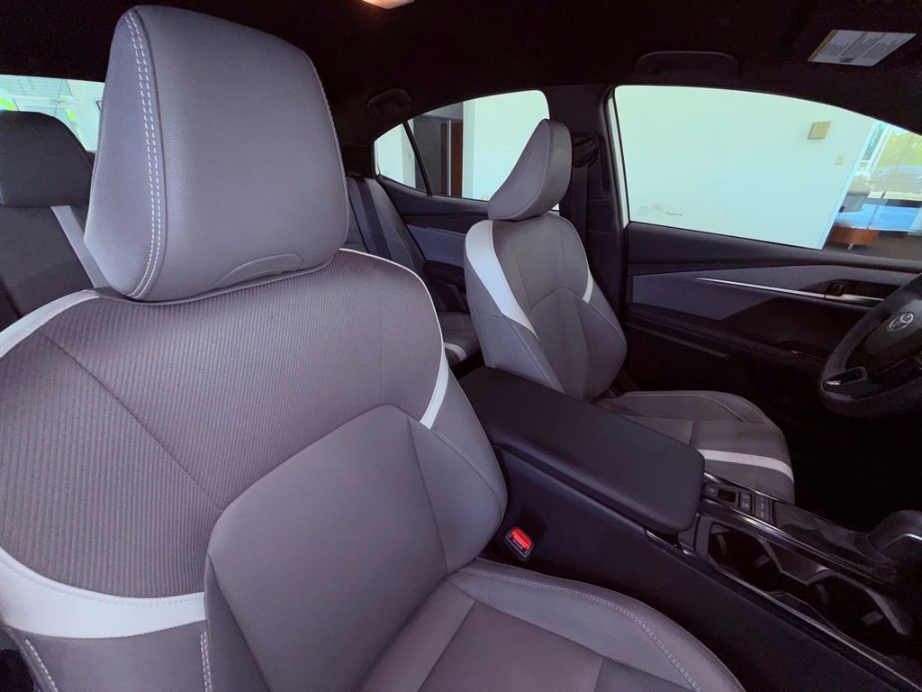 Used 2025 Toyota Camry SE w/ Convenience Package FWD image 9