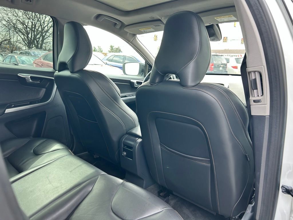 Used 2017 Volvo XC60 T6 Dynamic w/ Preferred Option Package image 17