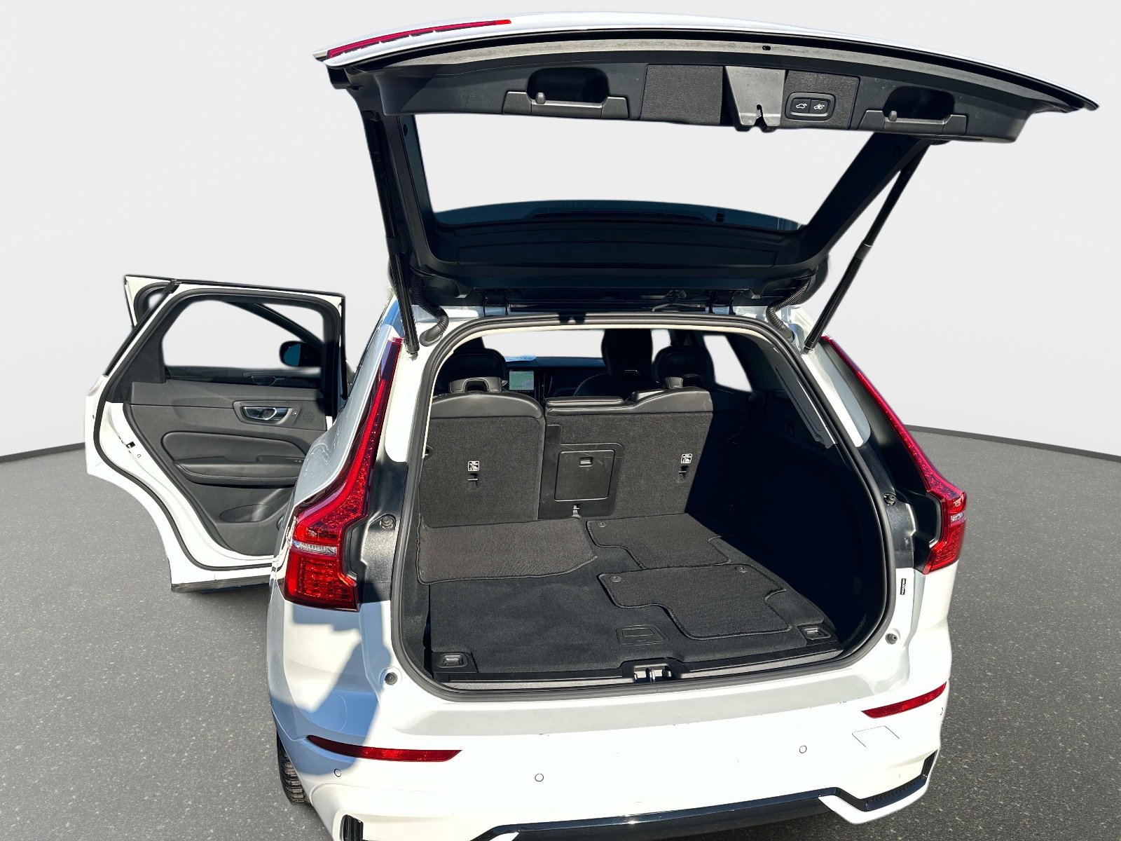 Certified 2025 Volvo XC60 B5 Core image 11