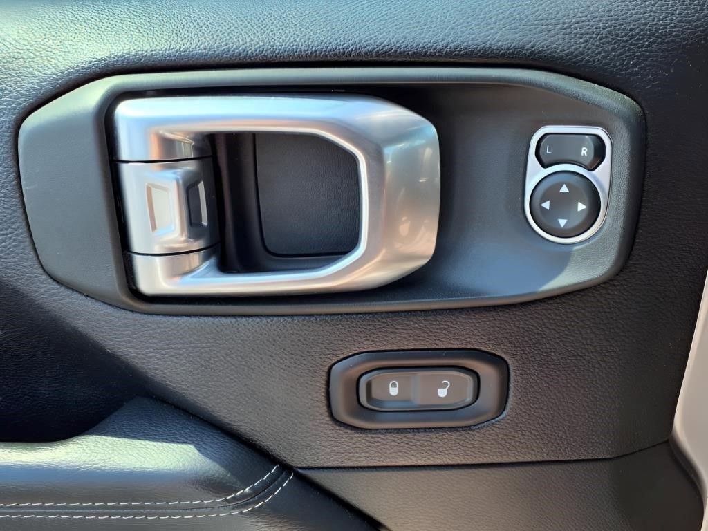 Used 2020 Jeep Wrangler Unlimited Sahara w/ Uconnect 4C Nav & Sound Group AWD/4WD image 15