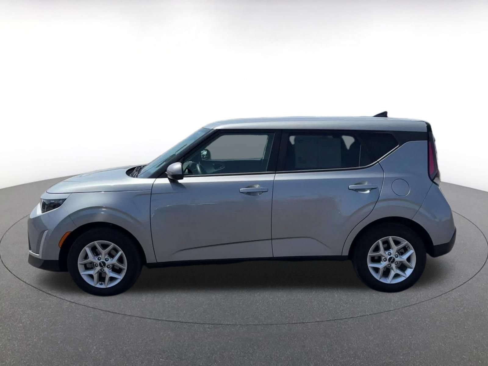 Used 2025 Kia Soul LX w/ LX Technology Package FWD image 7