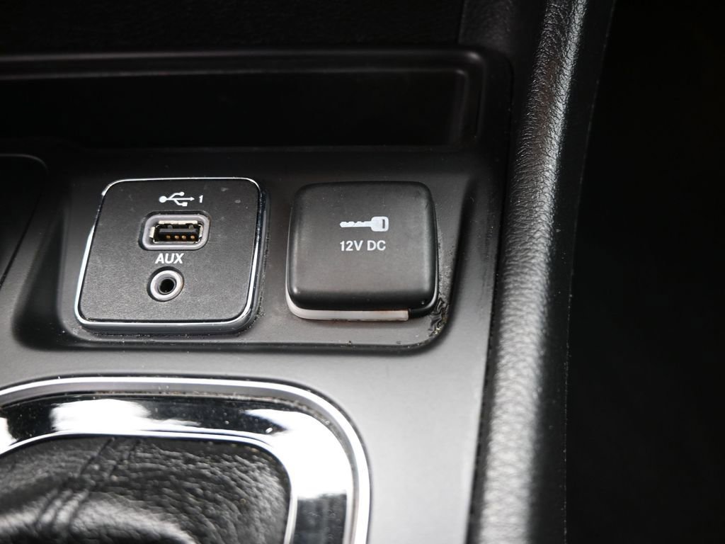 Used 2019 Jeep Cherokee Limited w/ Luxury Group AWD/4WD image 3